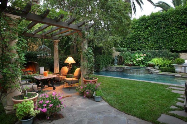 dining area near fountain