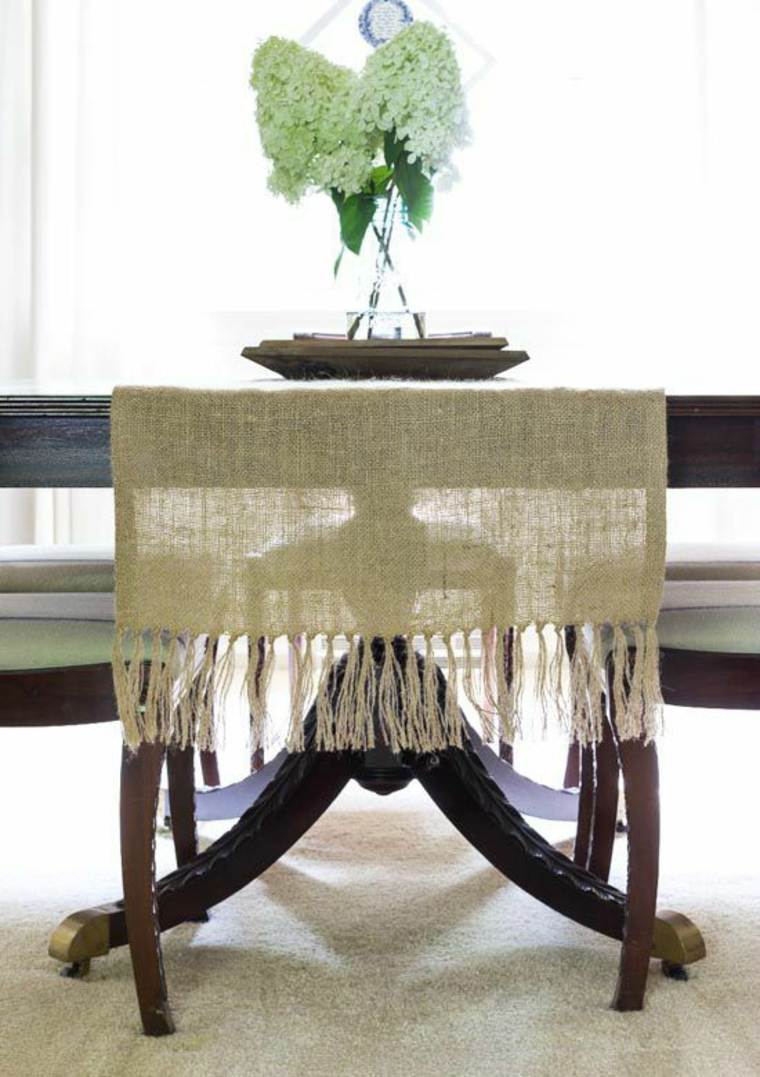 adult DIY tutorial making a table runner burlap