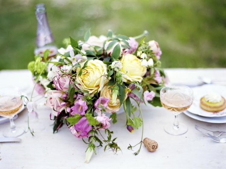 blommor arrangemang bröllop bord