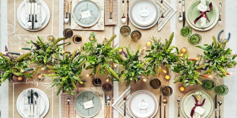 Jul blomster arrangement grønne planter naturlige julebord løber