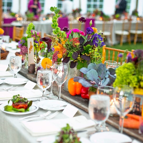 poročna miza na cvetni aranžmaji