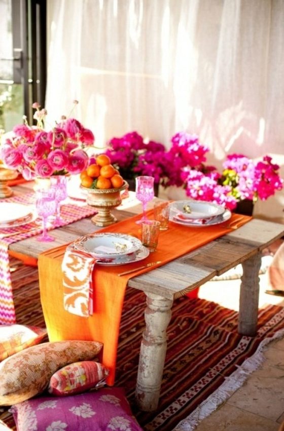 blomster arrangementer orange rosa bord