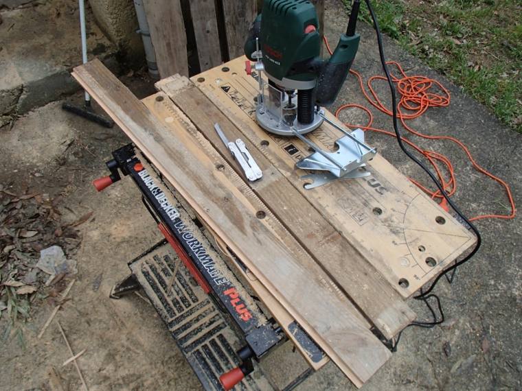 Composter roof fixing wood pallets