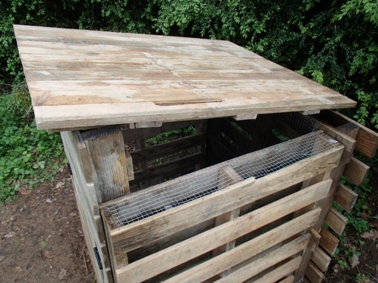 composter roof fixing wood pallets