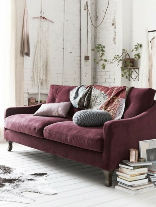 marsala vit vägg färg trend pantone vardagsrum soffa design kuddar