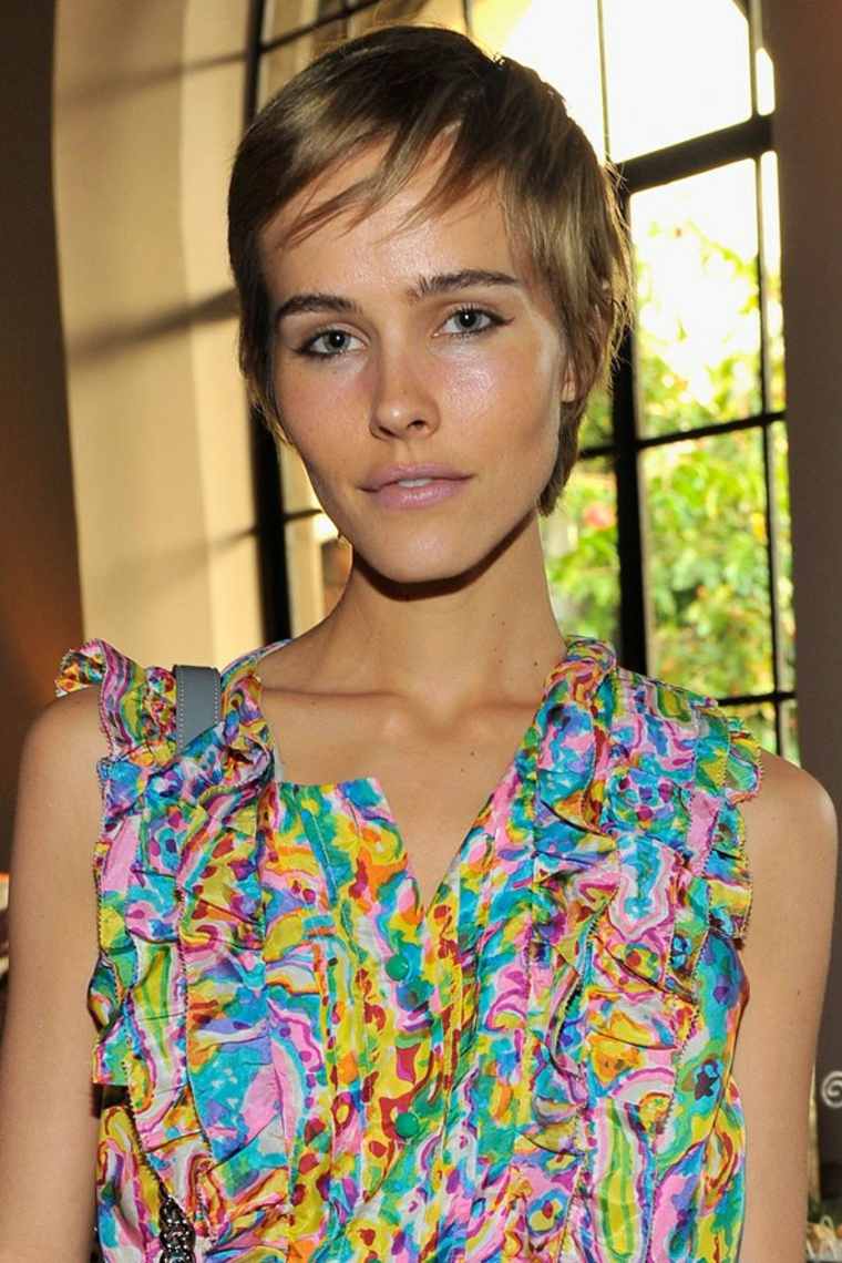 woman hairstyle idea trend modern short hair