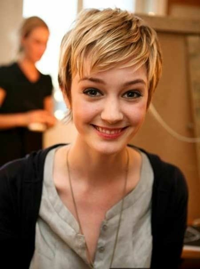 short blond hair woman cutting modern season 2015 top trend