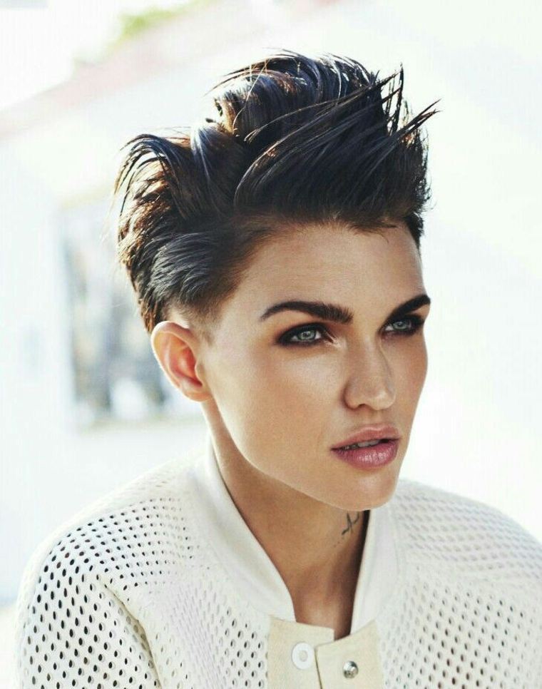 pixie-cut-woman-hair-trend ideas