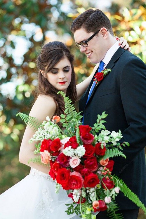 couple with bouquet mariee