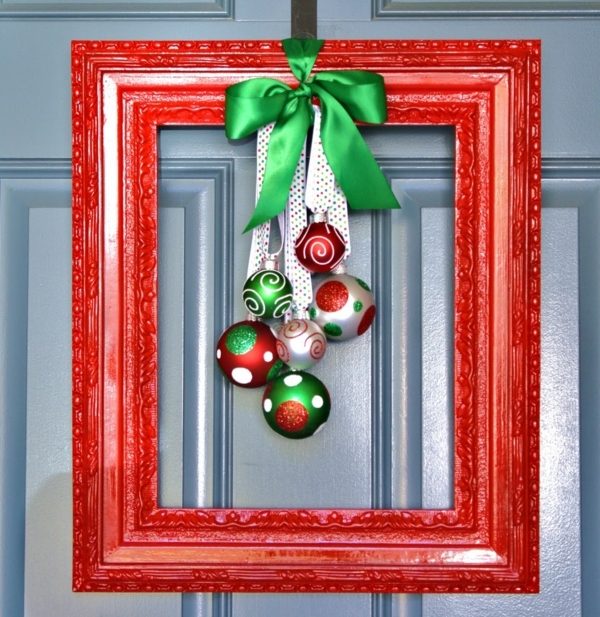 Christmas-krans-DIY-frame-rød-table-bolde-grøn-rød-hvid-rød-tape