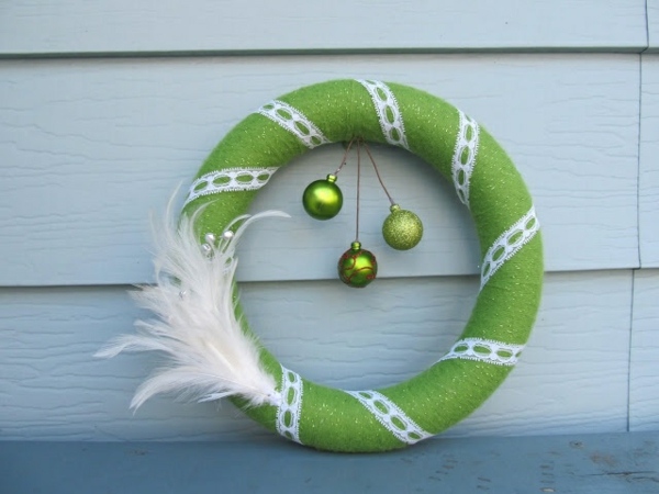 krona-jul-DIY-green-balls-green-feather-white julkrans DIY