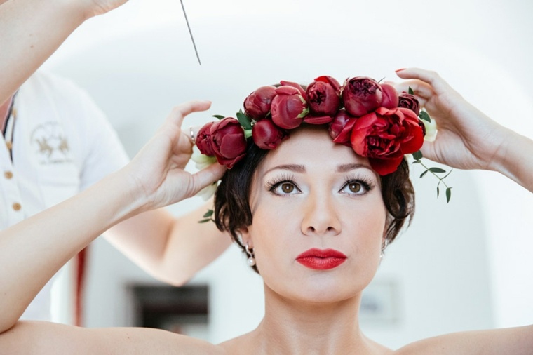 wedding theme idea nature red flowers crown