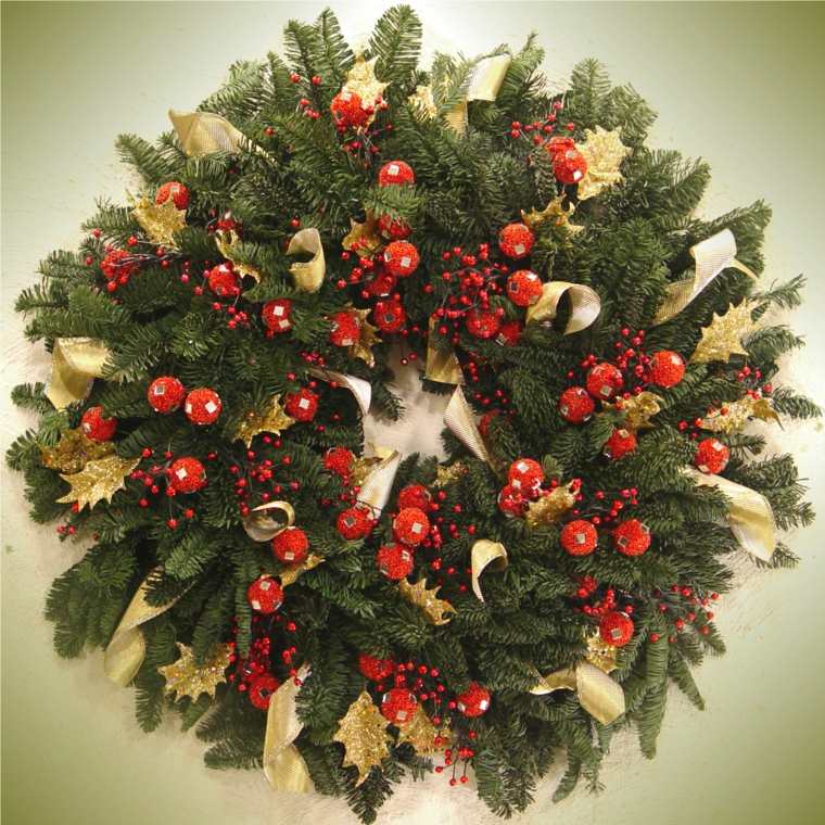 christmas wreath to make with golden leaves red fruits