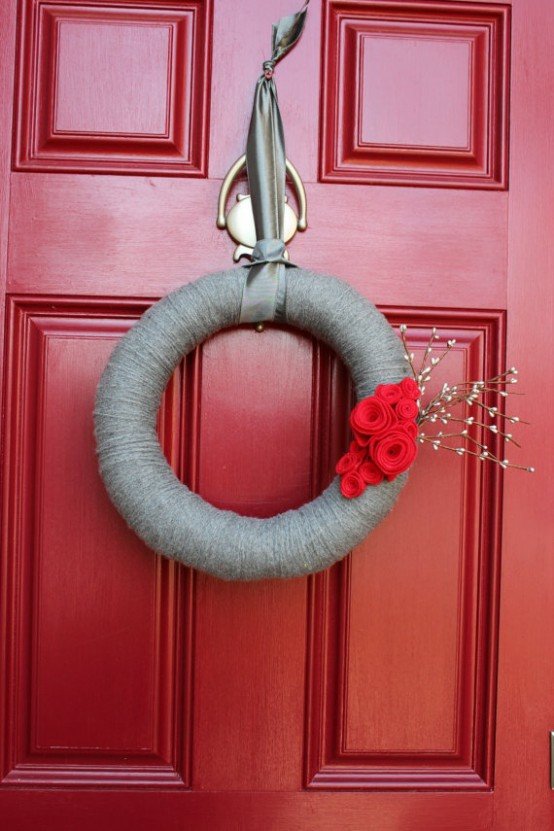 Gray and red contrasted door'entrée couronne style extérieur Noël