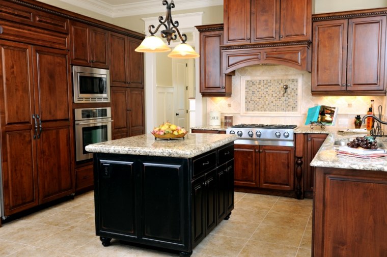 classic U-shaped wood kitchen central island design