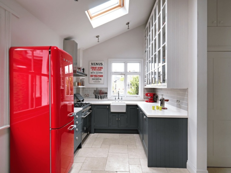 moderne kjøkken trend møbler tre grå kjøleskap rød