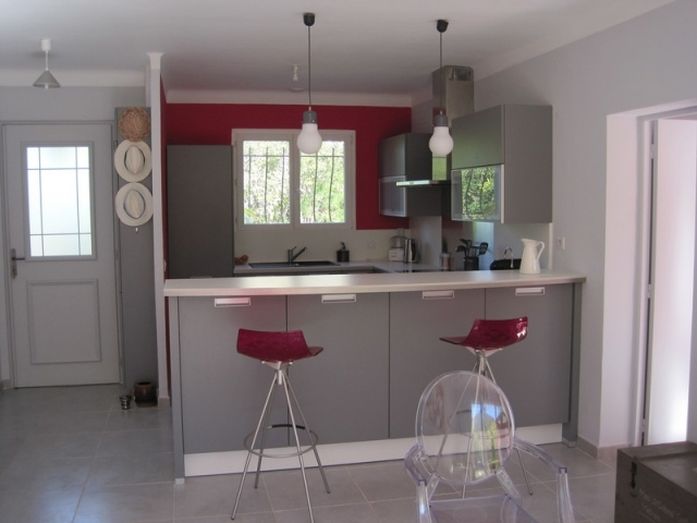 kitchen gray-original-idea-of-stool bar-red accents