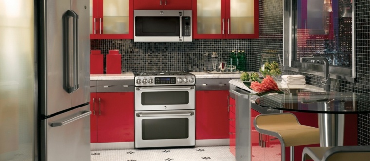kjøkken layout grå og rød design spisebord