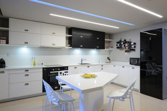 Modern-kitchen-original-idea-black-white-table-chairs-luminaire