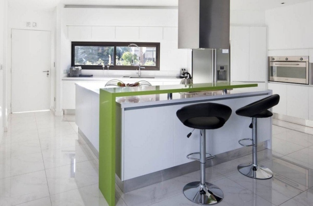 Modern-kitchen-original-idea-black-white-stool bar-island-Central-White