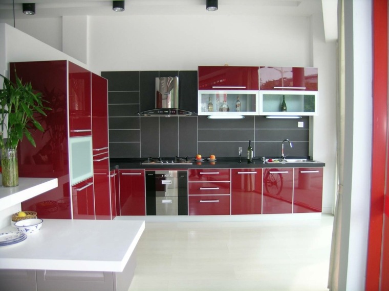 grått kjøkken og rødt trendy møbler lakkert moderne idé grå vegg