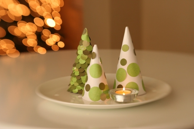 Deco-Christmas-cones-paper-white-green-peas