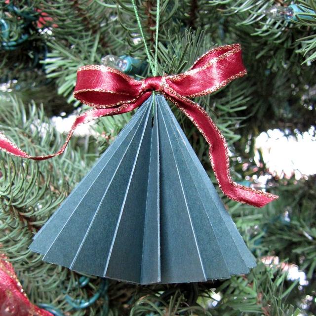 deco-Christmas-paper-green-ribbon-red-ornament-tree-Christmas decoration Christmas