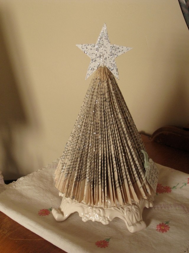 deco-christmas-fir-christmas-folded-pages-star-paper-decorative christmas decoration