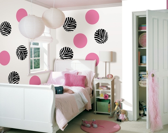 deco-room-teen-colors-vægge-hvide-polka-dot-mønstre-zebra-pude-pink dekor teenage værelse