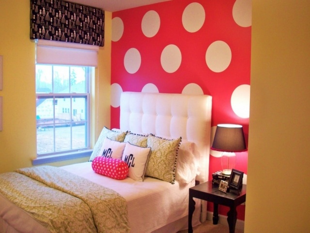 deco-room-teen-colors-walls-pink-polka-dot-yellow-cushions-dekorative indretning teen room