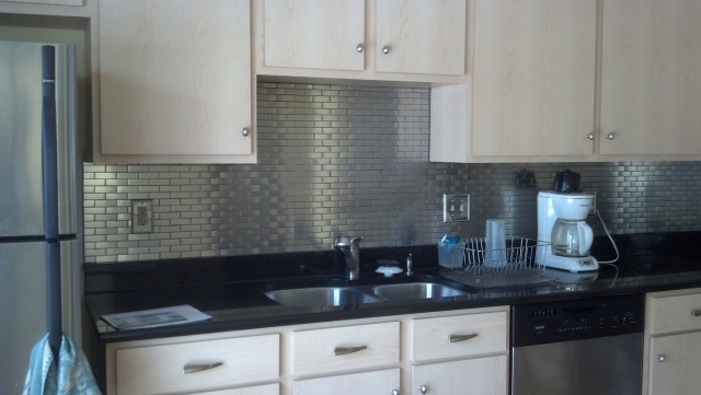 Deco-kitchen backsplash-original-rectangular-gray-tiles