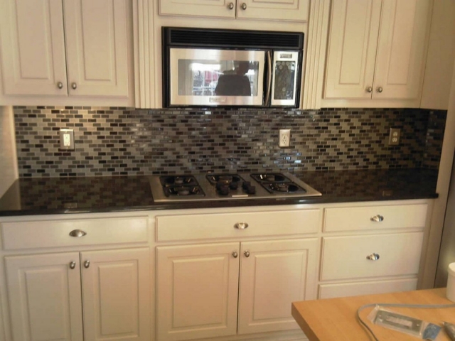 Deco kitchen backsplash-original-brown ceilings-white-cabinets