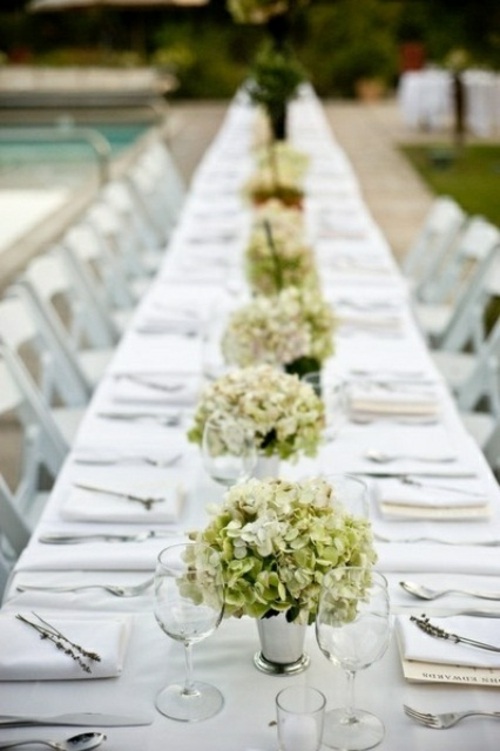 simple white flowers table decoration