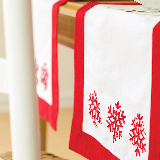 deco-house-christmas-fireplace-table-white-patterns-snowflakes-red decoration in red and white