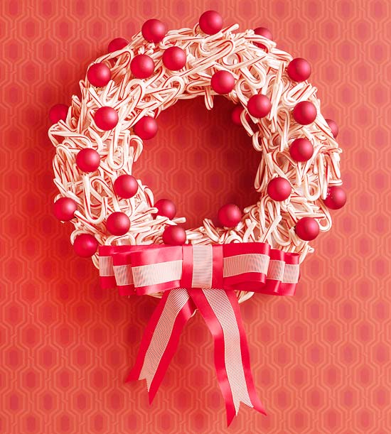 home-decor-Christmas-crown-original-cannes-sugar-balls-Christmas-red-ribbon deco in red and white