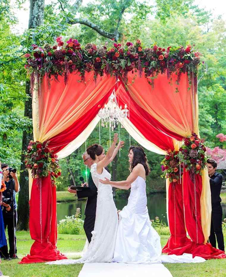 Deco-wedding-white-and-red-ark-celebration-Eastern-style sail