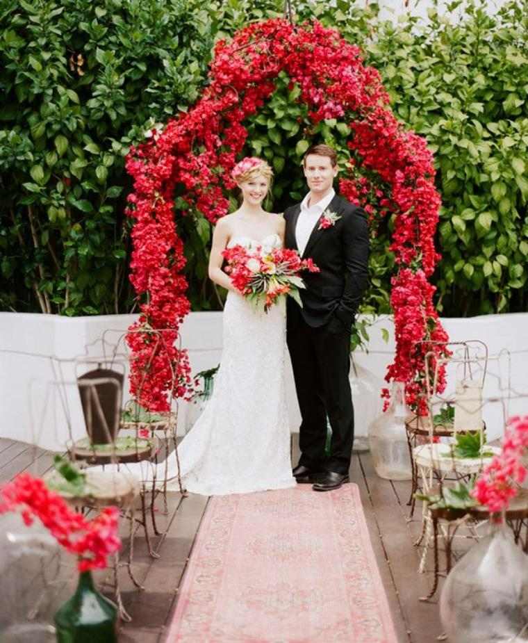 Deco-wedding-white-and-red-ark-wedding-celebration-flowers-romantic