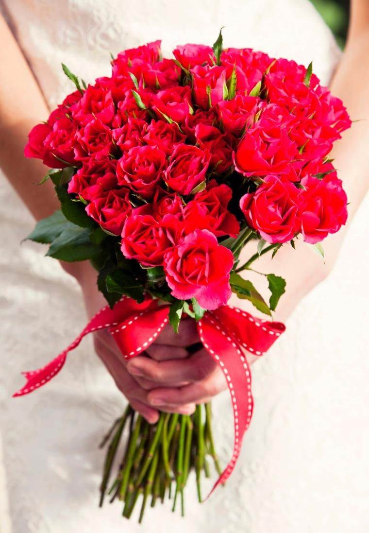 Deco-wedding-white-and-red-flower-bouquet-bride-roses-contrast