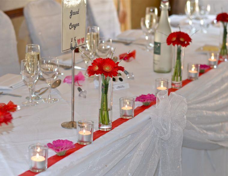 Deco-bryllup-hvid-og-rød blomst-vase-gerbera-bord