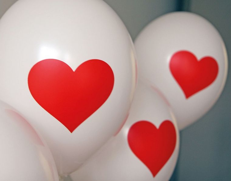 Deco-wedding-white-and-red-idea-balloons-hearts-romantic trend