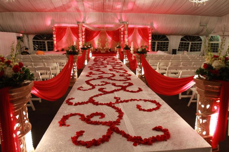 Deco-wedding-white-and-red-idea-table-petal-pink