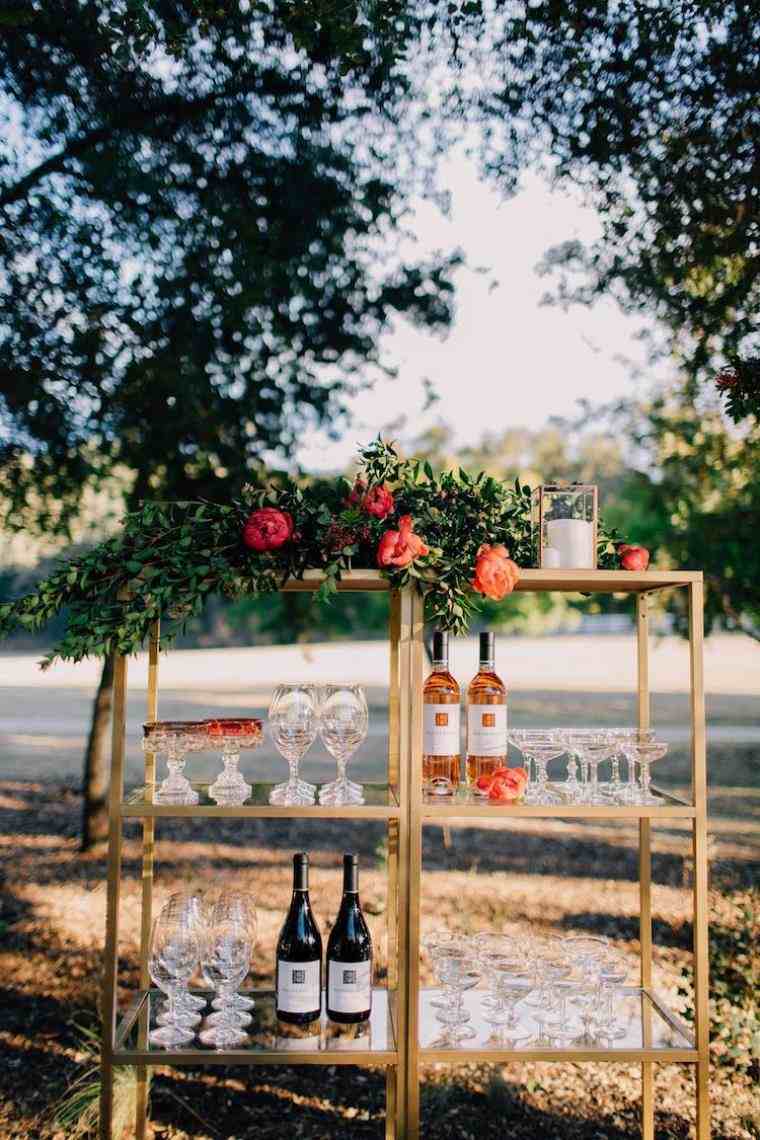 white wedding decor and red-idea-deco-chic-bar