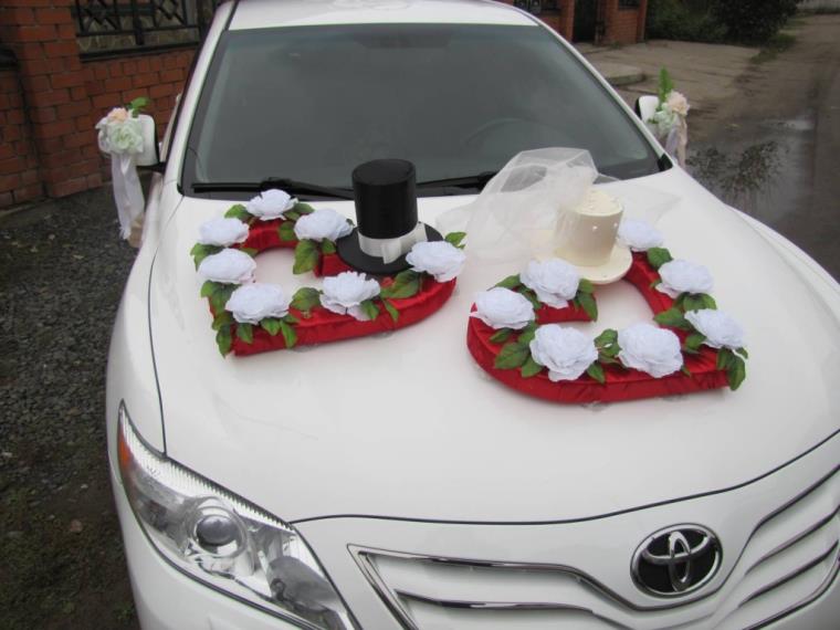 Deco-wedding-white-and-red-car-hearts-flowers hats