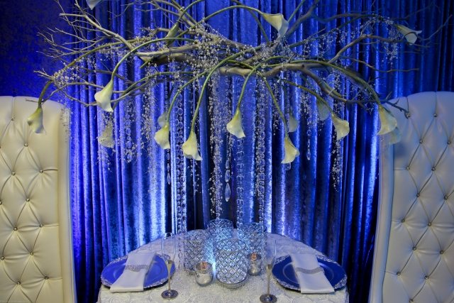 Dekoration-of-table-Winter-idéer-ornament-blommor-stolar läder