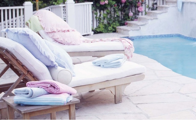 hiasan rumah-hiasan-lusuh-chic-chairs-long-cushions-colors-pastel hiasan rumah