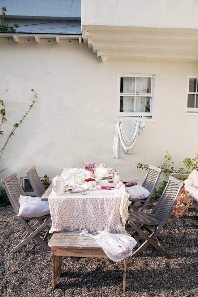 home-decoration-shabby-chic-garden-tablecloth-white-patterns-small-bouquets home decoration