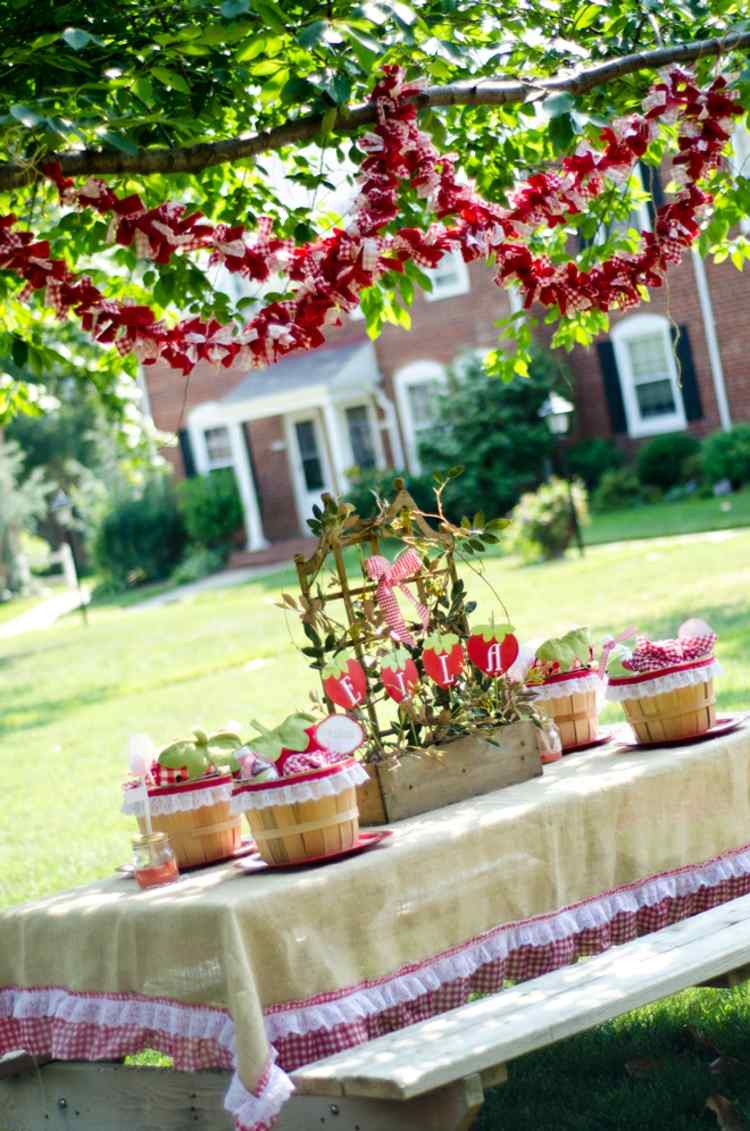 outdoor child's birthday deco