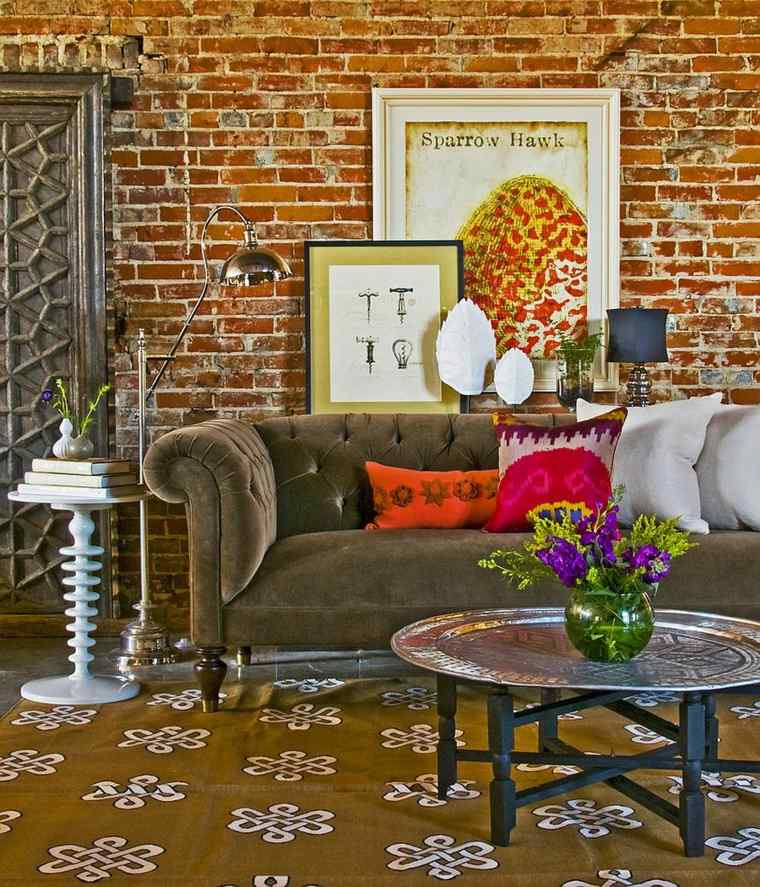 hiasan ruang tamu sofa coklat kusyen lantai tikar bingkai meja dinding reka bentuk bata dinding