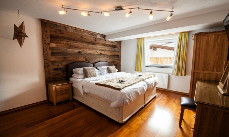 decoration cottage bedroom wood walls