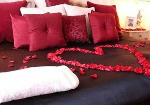 deco bedroom heart petals